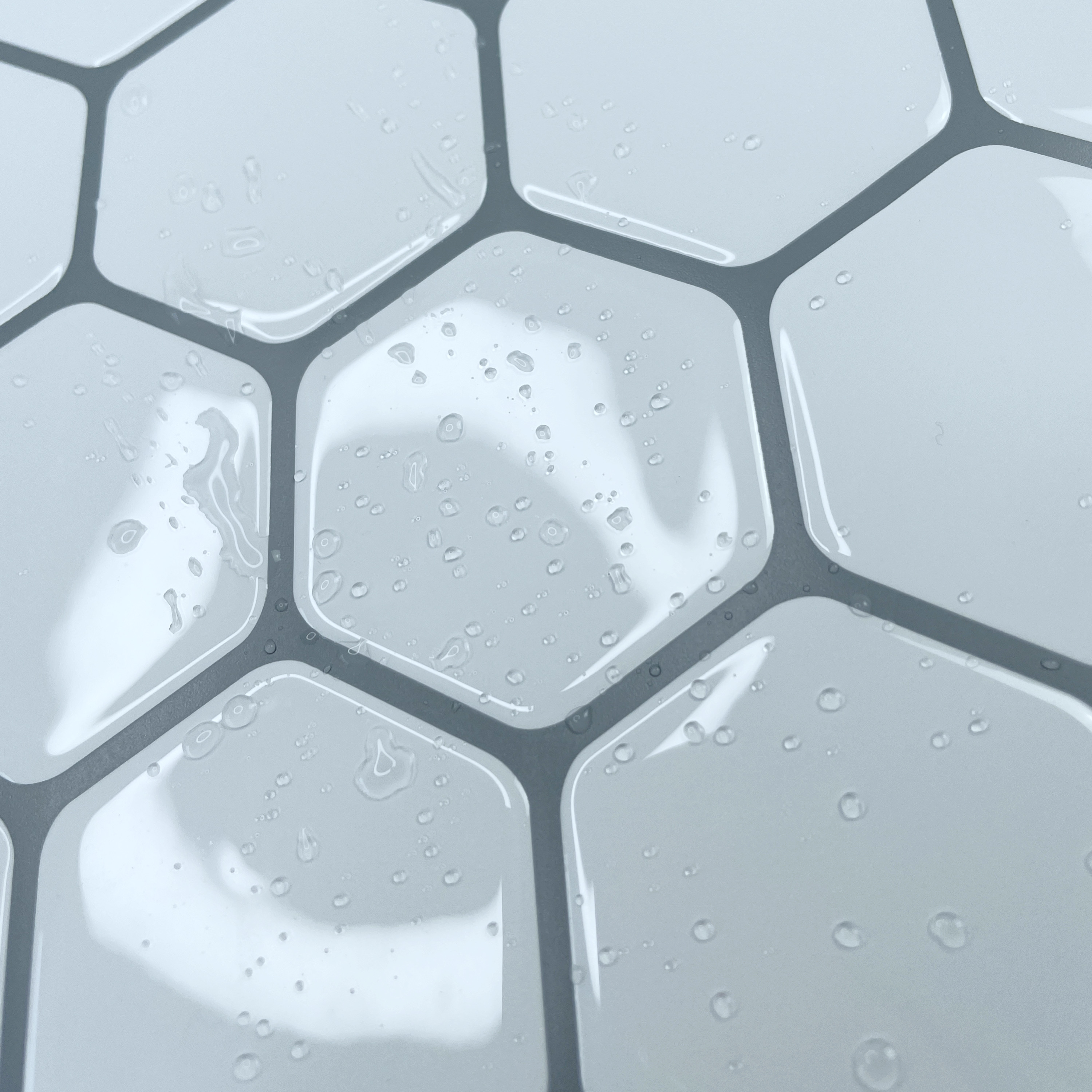 Fotografie detaliată a placării autoadezive 3D stropită cu apă - hexagoane albe